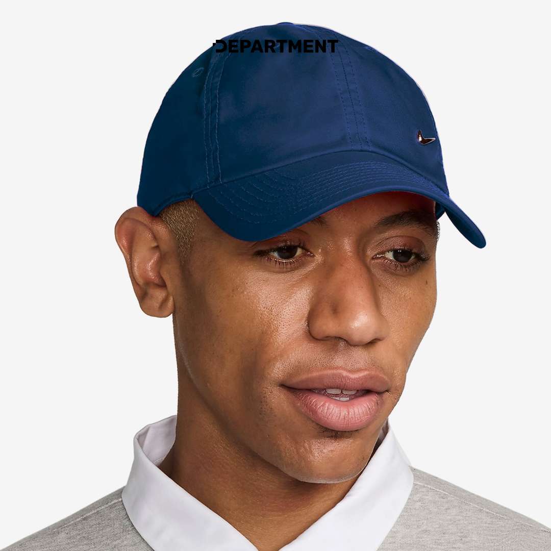 NIKE DRI-FIT CLUB UNSTRUCTURED METAL SWOOSH