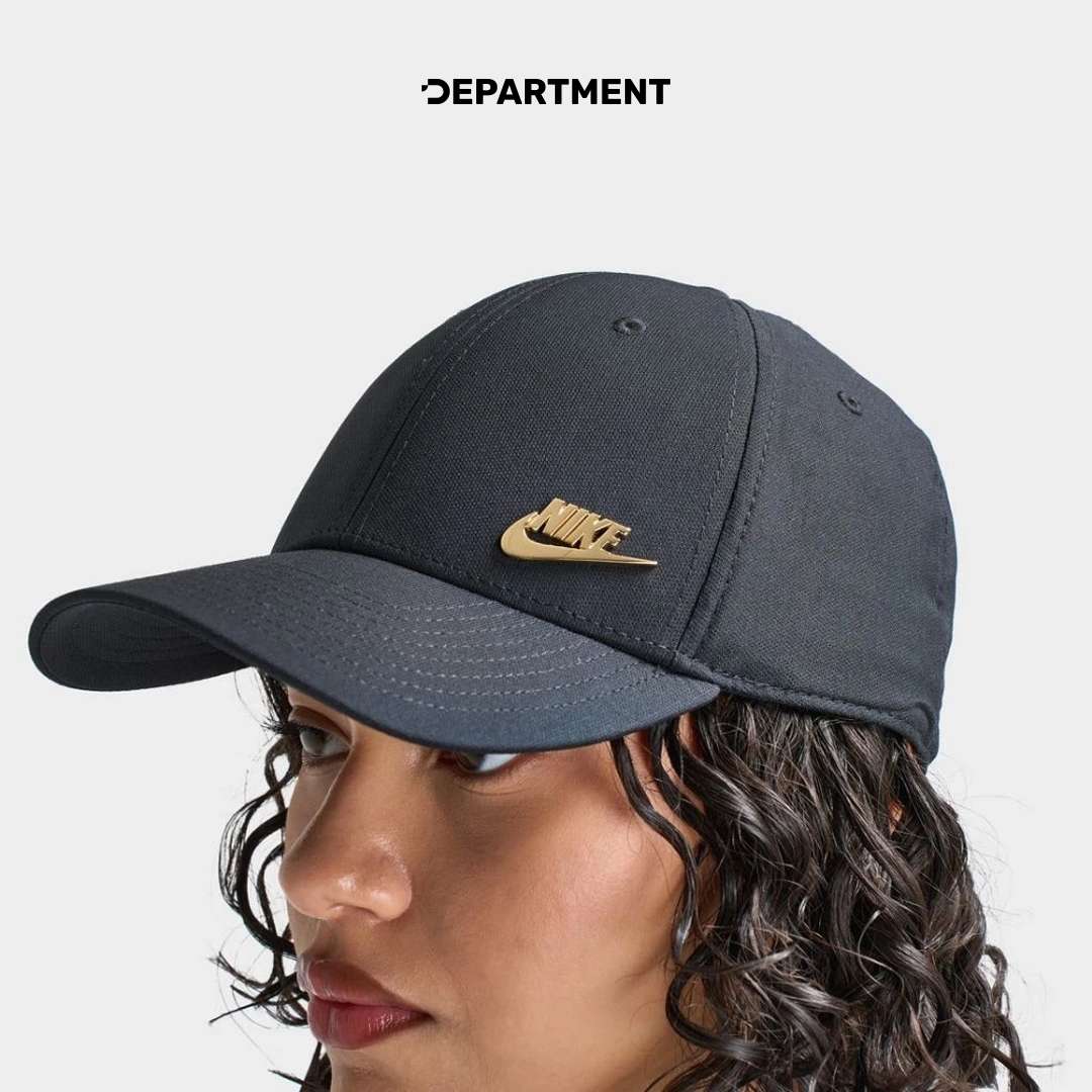 NIKE DRI-FIT CLUB STRUCTURED METAL LOGO