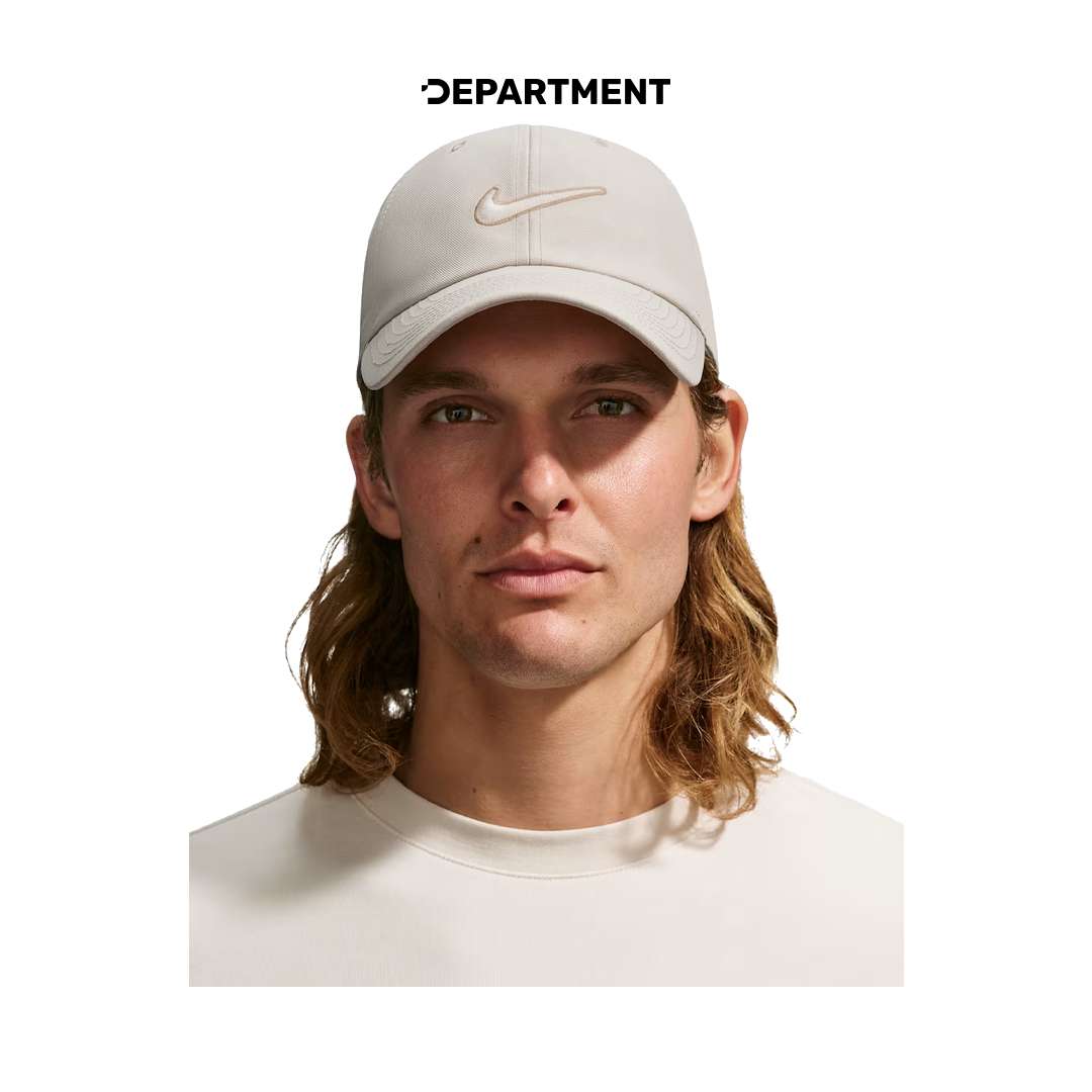 NIKE CLUB UNSTRUCTURED SWOOSH