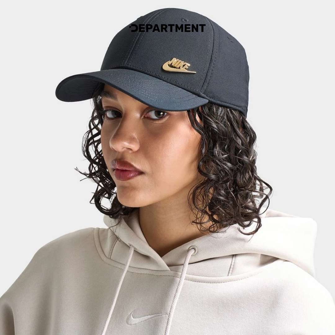 NIKE DRI-FIT CLUB STRUCTURED METAL LOGO