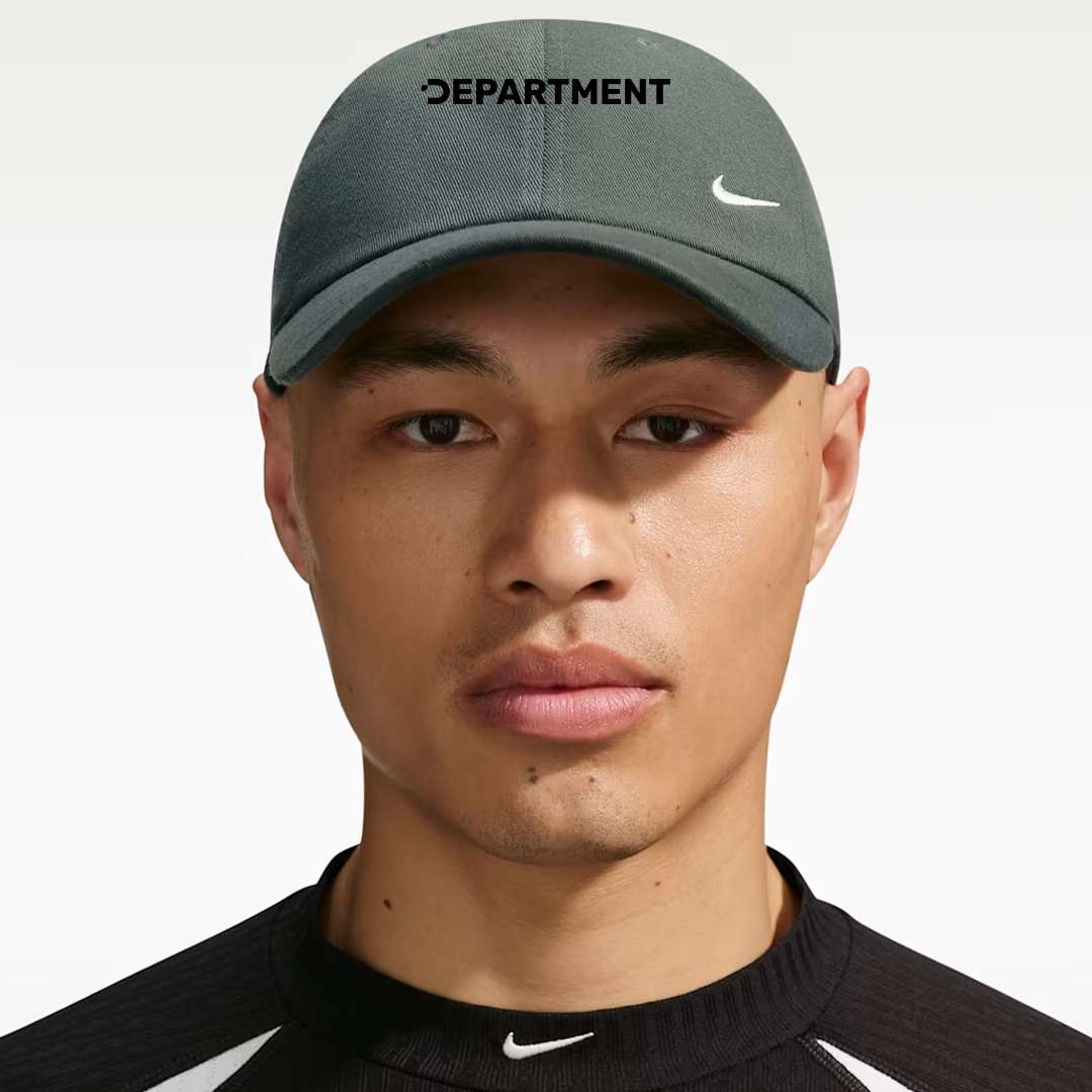 NIKE CLUB UNSTRUCTURED SWOOSH